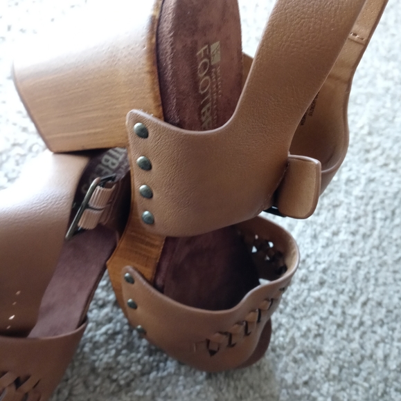 Women Sandals NWOT - Picture 2 of 4